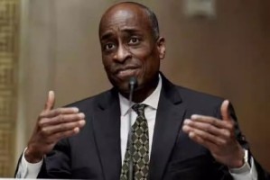 美联储杰斐逊对经济前景持谨慎乐观态度，预计就业市场趋稳通胀回归目标