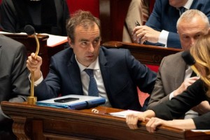 法国预算僵局临近尾声 总理选择绕过议会表决