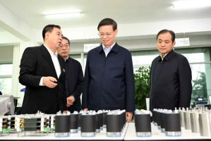 辽宁省委书记许昆林，主动与企业家加微信